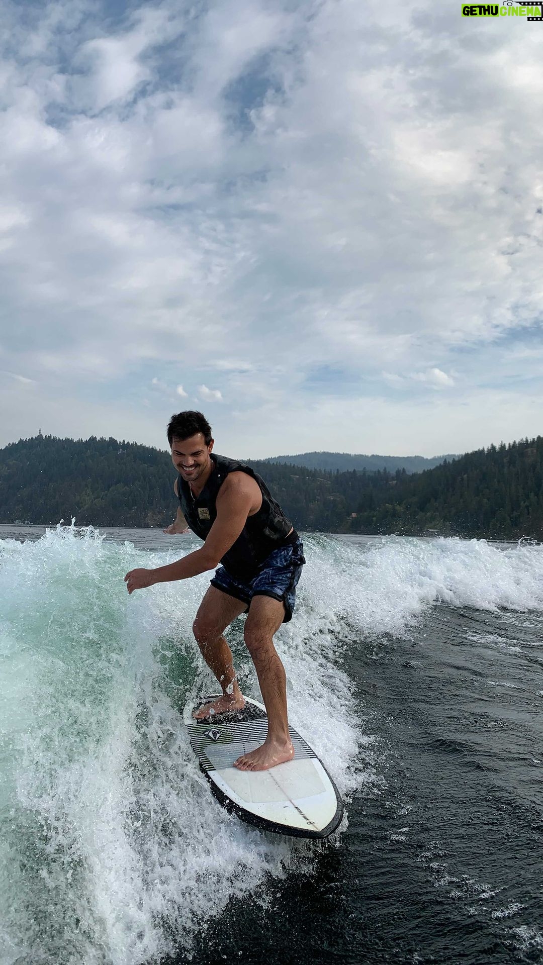 Taylor Lautner Instagram - POV: you walk into hollister 🌊