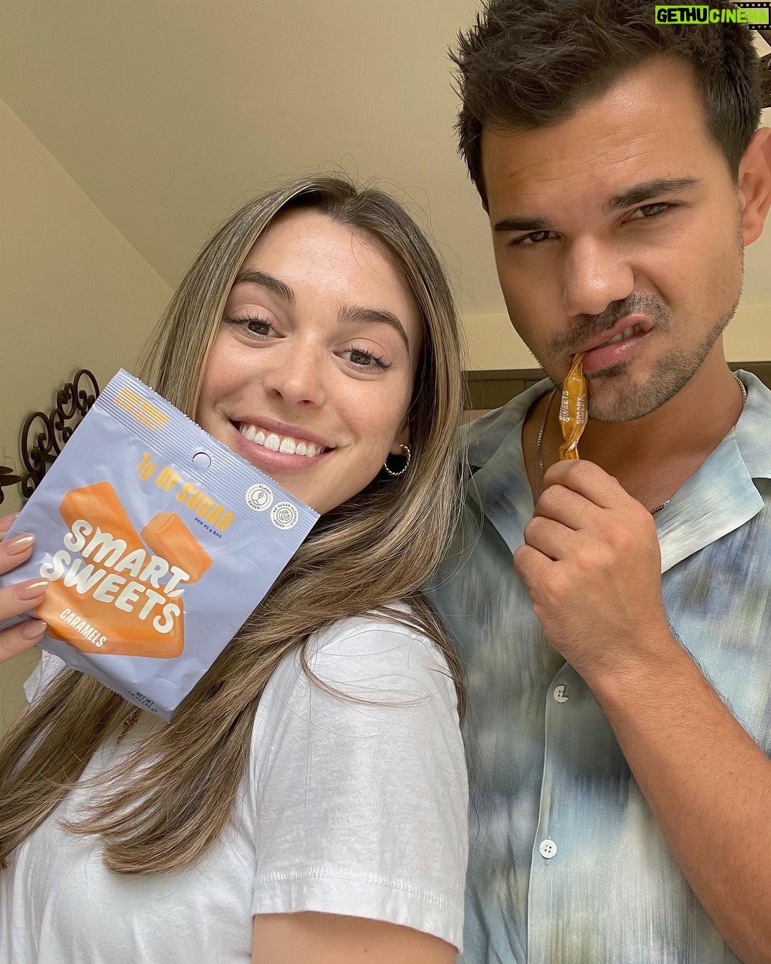Taylor Lautner Instagram - GIVEAWAY CLOSED!🍬🍭🫶🏼 We have teamed up with @SmartSweets to celebrate the launch of their NEW #KickSugar Caramels- aka their most creamy and dreamy candy yet! They only have 1 gram of sugar per bag with no artificial sweeteners making them the perfect feel good treat going into wedding planning season. We’re giving a years supply of candy to one lucky winner!😋 Here is how you can win: ⁃Like this post
⁃Follow @SmartSweets + us (@taydome and @taylorlautner)
⁃Tag up to 10 friends in the comments! (1 comment + tag = 1 entry!) You can also use the code TAYDOME15 for 15% off orders of $20 or more. *Must be a US Resident to enter. Winner will be announced next week! Good luck!🎉🎉