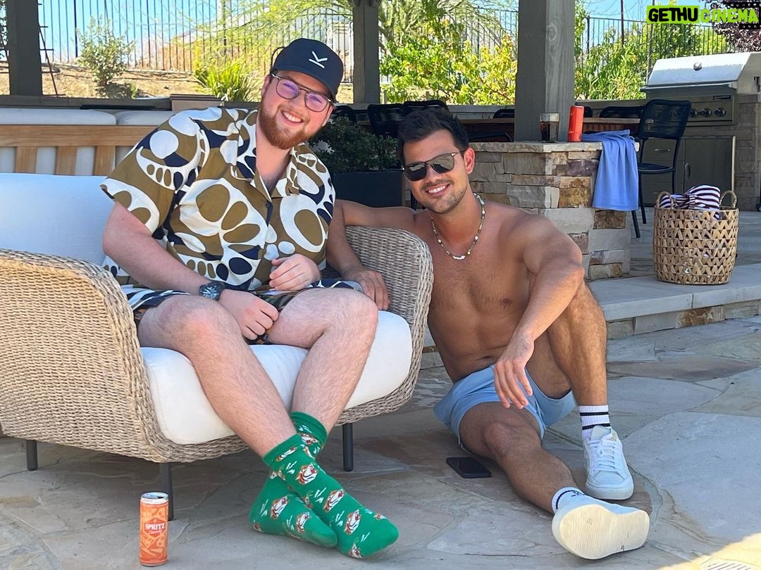 Taylor Lautner Instagram - Thank God for summer and good friends ☀️👬👫☀️