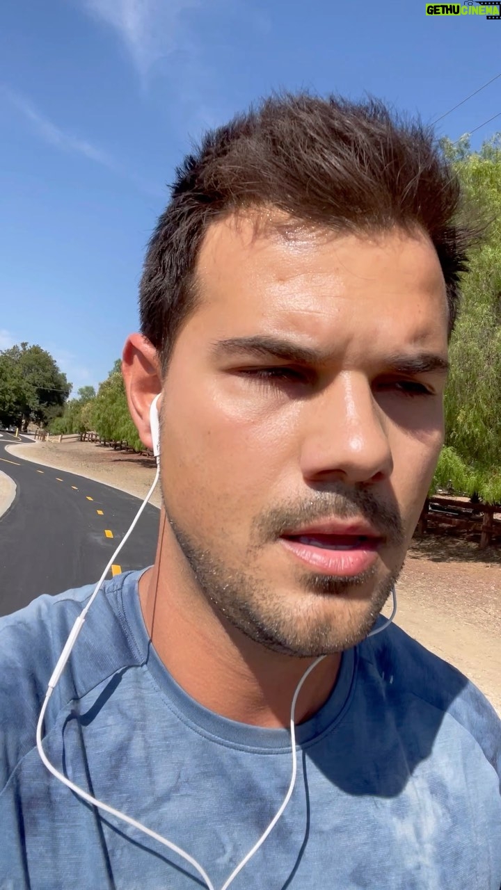 Taylor Lautner Instagram - Come see me in CHARLESTON, SC AUGUST 19-21!!! Bring those gorgeous smiles pleaseš¬Get tickets at epiccons.com @tripleellc