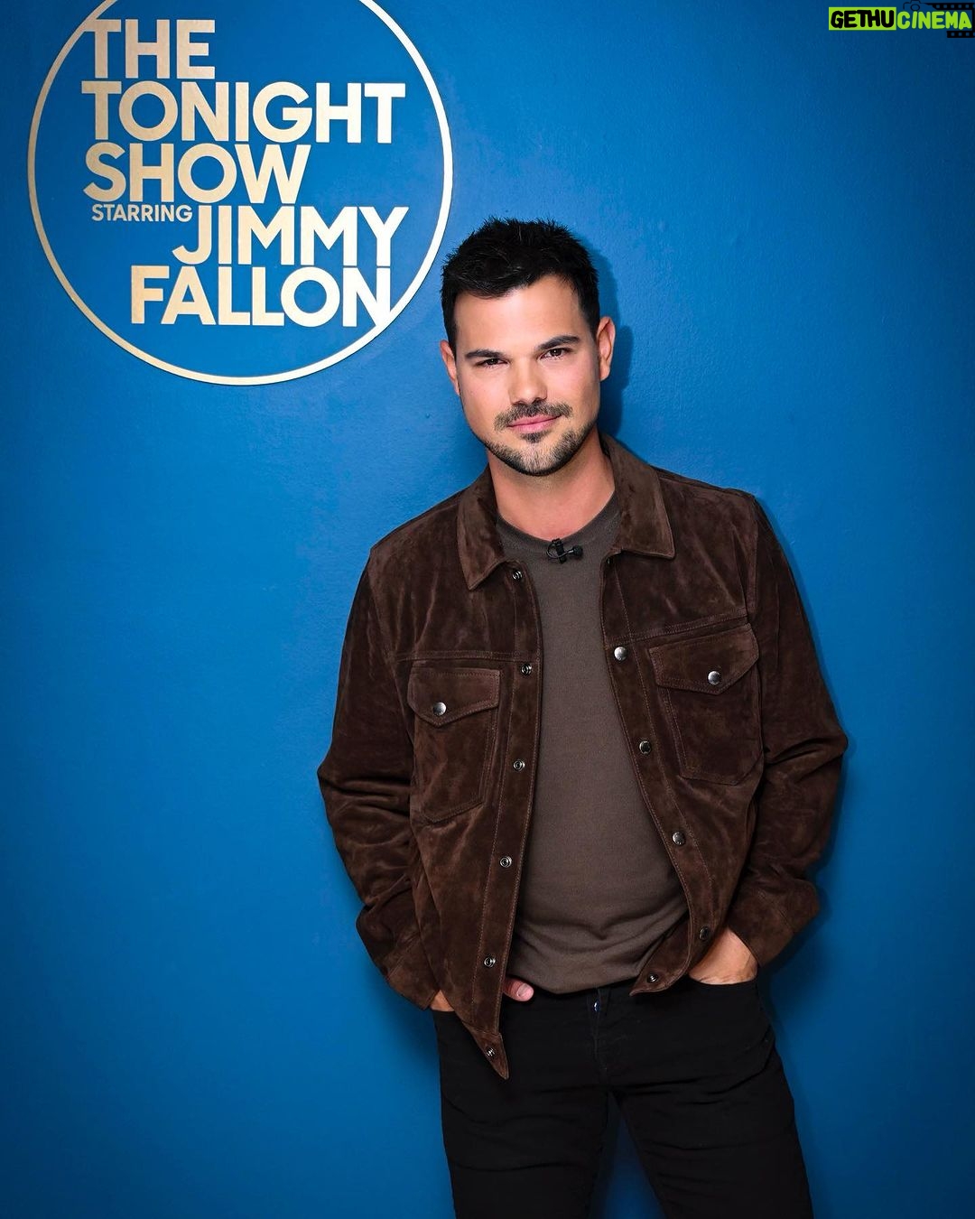 Taylor Lautner Instagram - @fallontonight for a very special Halloween episode let’s goooo!!!