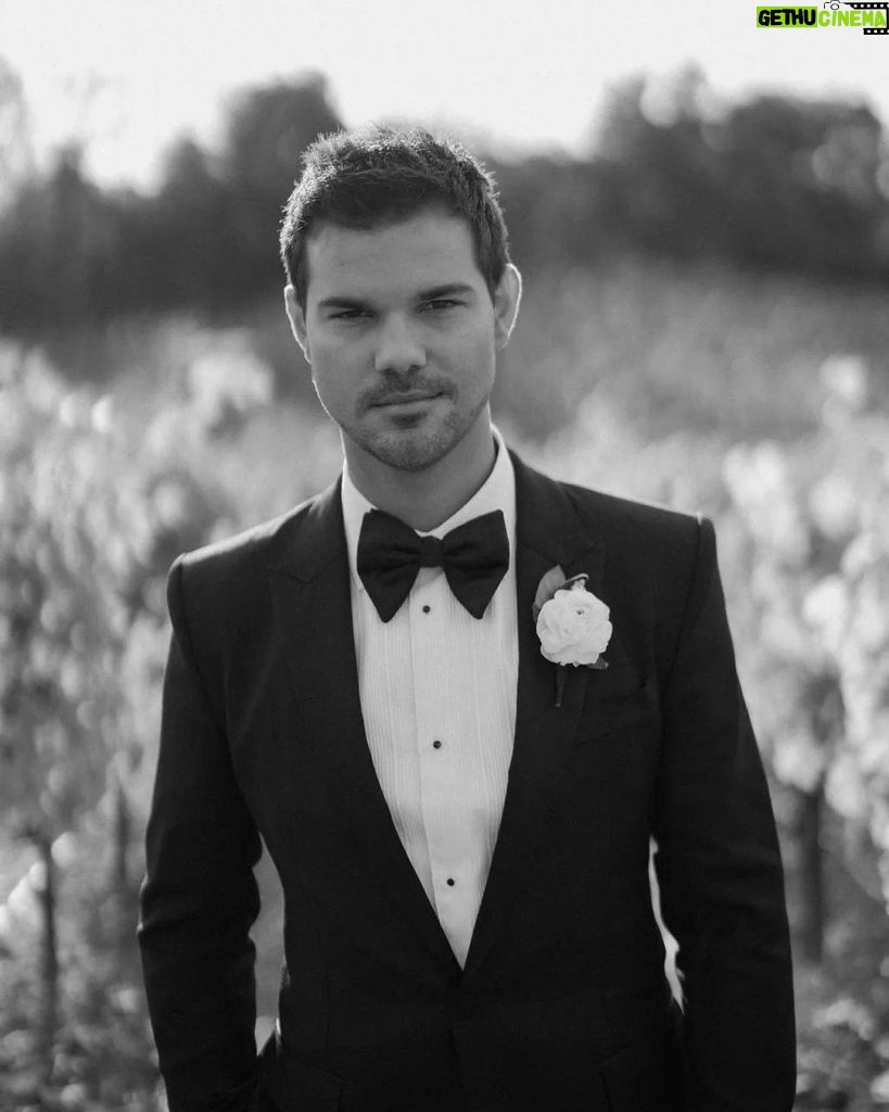 Taylor Lautner Instagram - @taylorlautner and @taydome have officially tied the knot! “It couldn’t have been more perfect. I could’ve been anywhere marrying my best friend and the love of my life but the setting of the ceremony definitely made the whole thing feel surreal. The sunset over the mountains exactly when we said our ‘I dos’ made it feel like a dream,” shares the groom. The couple worked with event planners Josiah Carr and Justin McGregor of Samkoma (@samkoma.world) for their California vineyard estate wedding. Tap the link in our bio to see exclusive photos from the couple's stunning autumn wedding. Photo: @nicoleivanovphoto