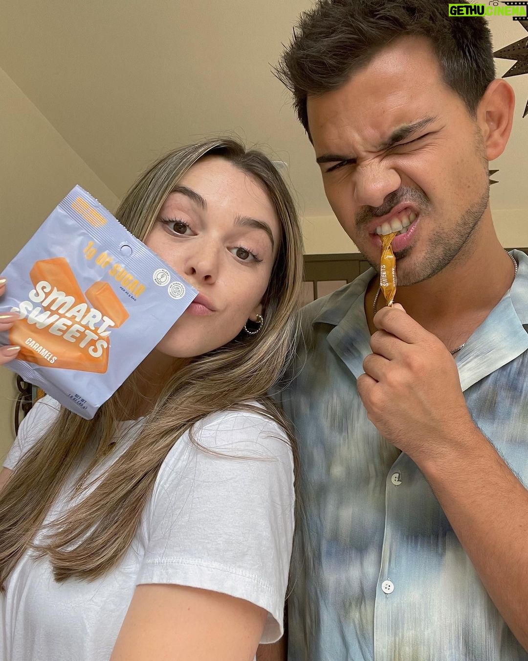 Taylor Lautner Instagram - GIVEAWAY CLOSED!🍬🍭🫶🏼 We have teamed up with @SmartSweets to celebrate the launch of their NEW #KickSugar Caramels- aka their most creamy and dreamy candy yet! They only have 1 gram of sugar per bag with no artificial sweeteners making them the perfect feel good treat going into wedding planning season. We’re giving a years supply of candy to one lucky winner!😋 Here is how you can win: ⁃Like this post
⁃Follow @SmartSweets + us (@taydome and @taylorlautner)
⁃Tag up to 10 friends in the comments! (1 comment + tag = 1 entry!) You can also use the code TAYDOME15 for 15% off orders of $20 or more. *Must be a US Resident to enter. Winner will be announced next week! Good luck!🎉🎉