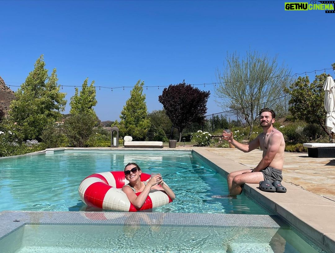 Taylor Lautner Instagram - Thank God for summer and good friends ☀️👬👫☀️