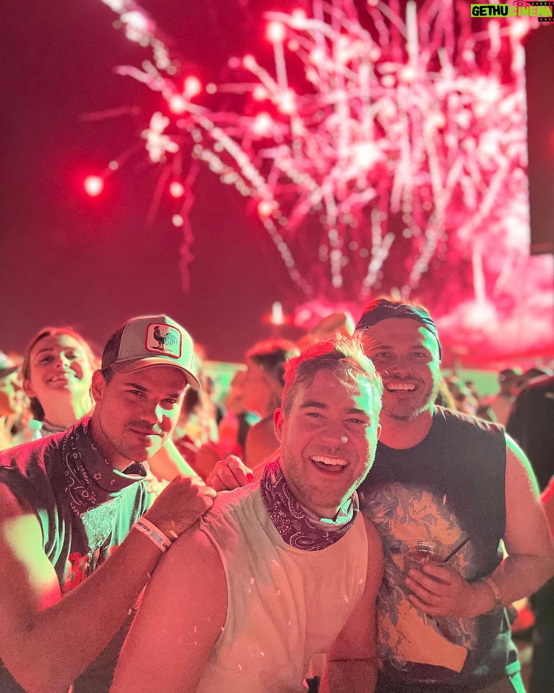 Taylor Lautner Instagram - Perhaps one of the greatest nights of my LIFE. no joke. swipe to end. you’re welcome.