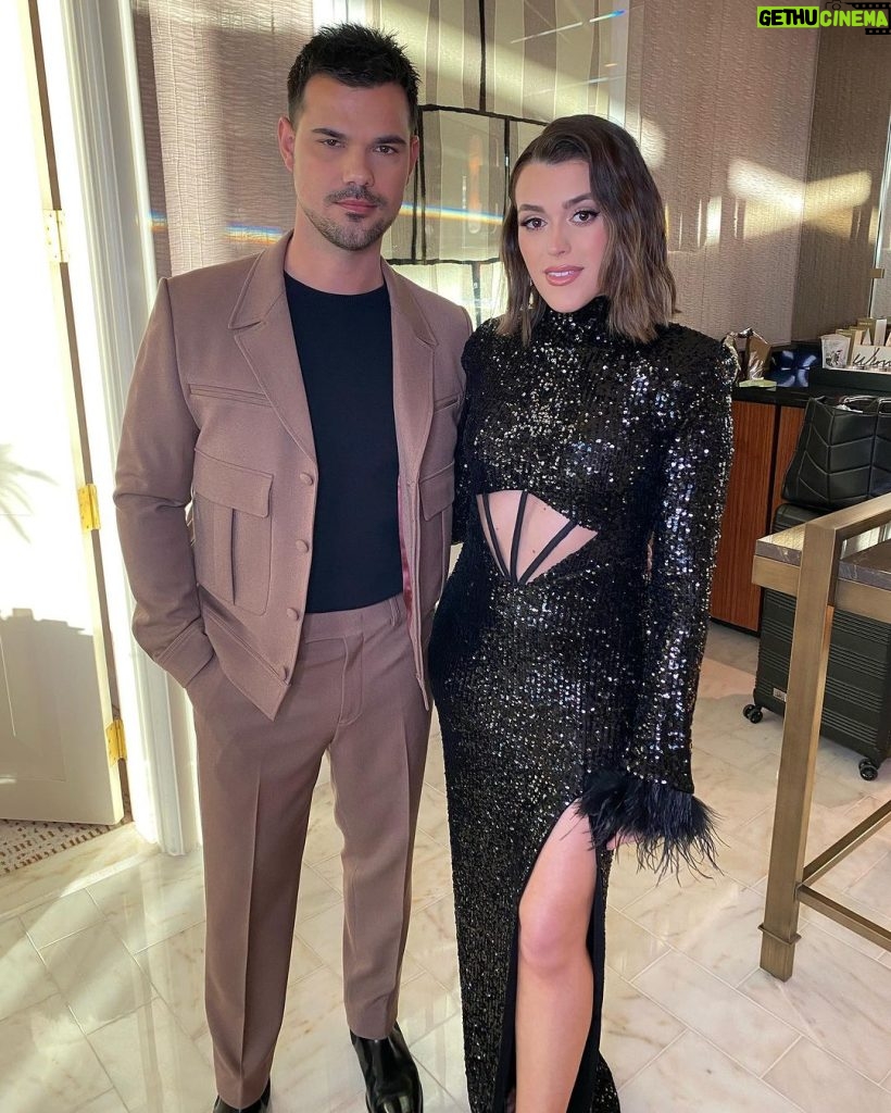 Taylor Lautner Instagram - Instagram vs reality vs just me really serving Thank you @wynnlasvegas for the most unbelievable stay I love you forever