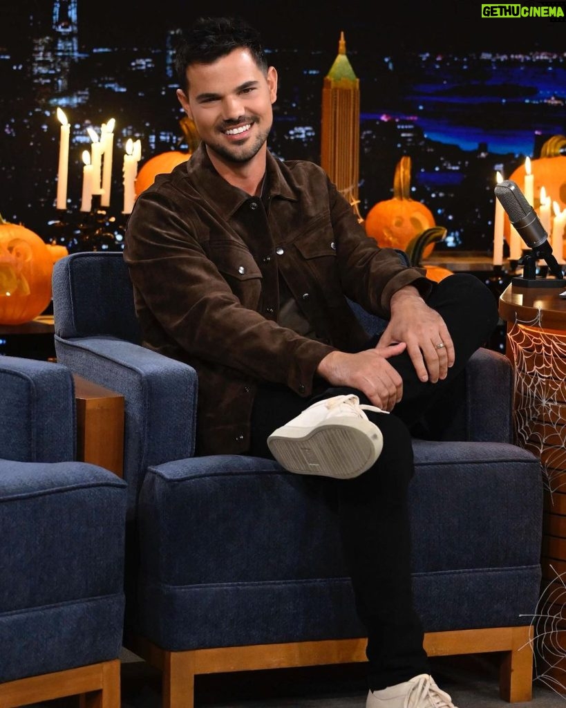 Taylor Lautner Instagram - @fallontonight for a very special Halloween episode let’s goooo!!!