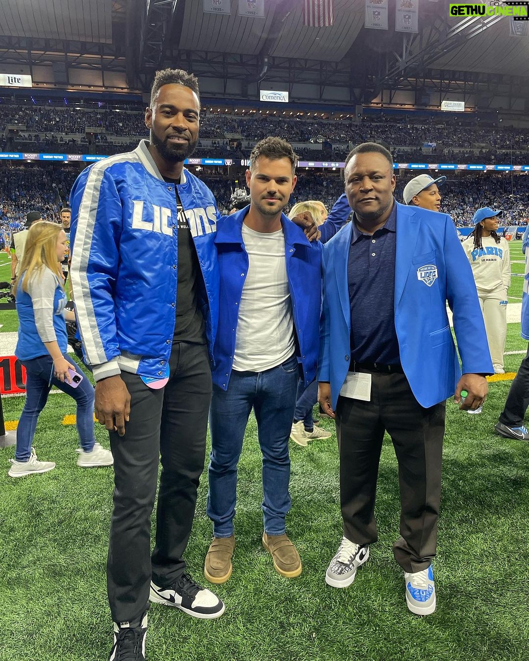 Taylor Lautner Instagram - Not a bad Monday night (3rd pic roast me go right ahead)