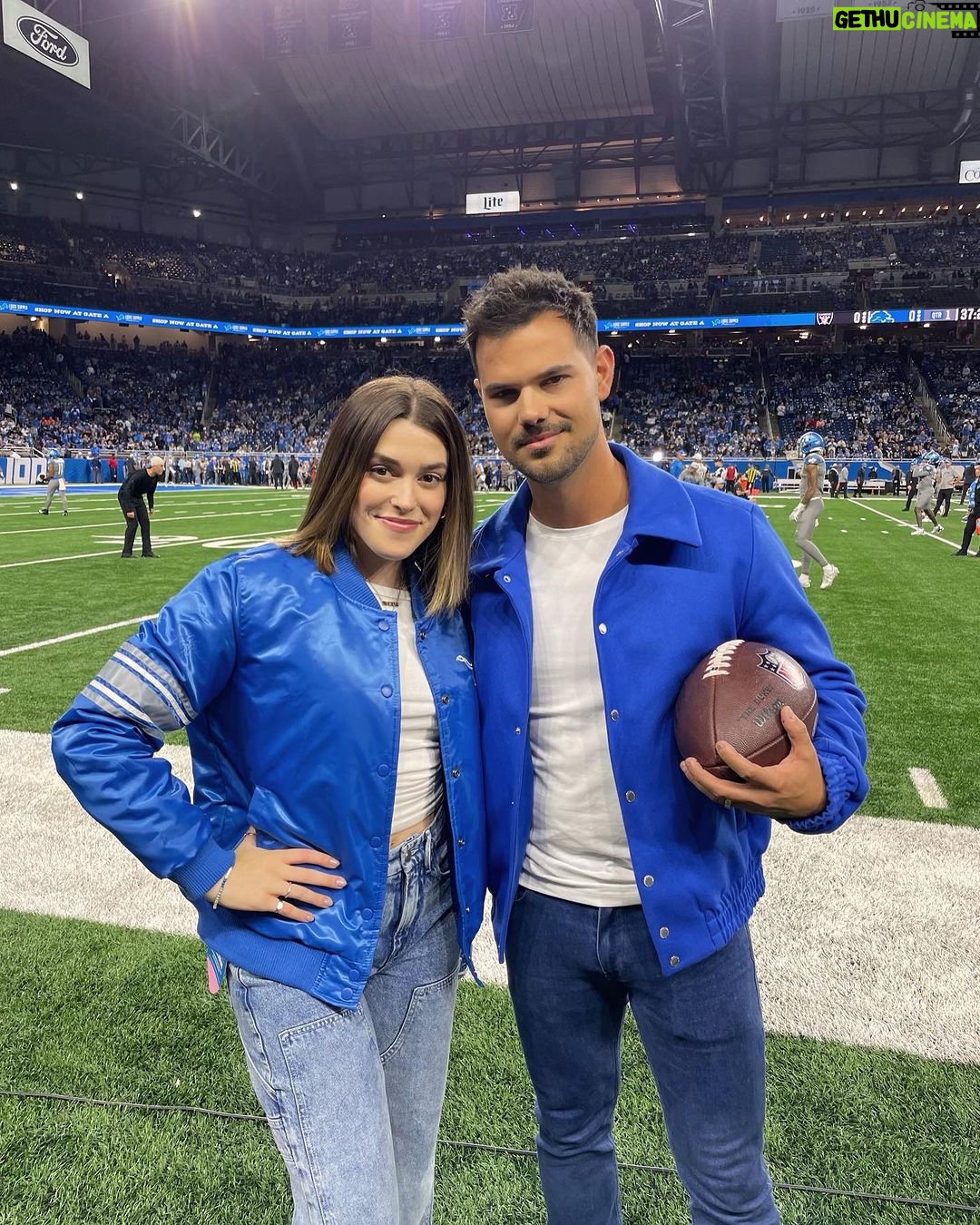 Taylor Lautner Instagram - Not a bad Monday night (3rd pic roast me go right ahead)