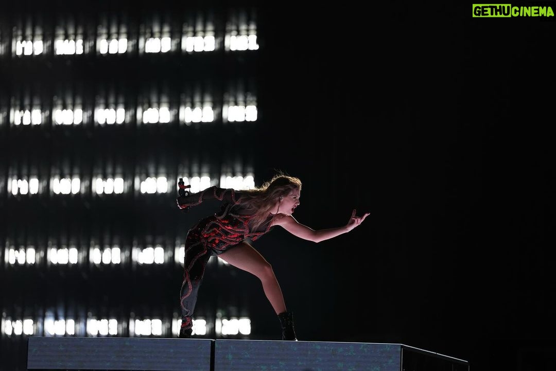 Taylor Swift Instagram - Sydney, Sydney, Sydney, Sydney… what a whirlwind of endless magical moments with you. I’m so grateful that we got to be the first tour to play Accor Stadium 4 times. I’ll never forget singing with Sabrina, the chaotic acoustic mashups, and the crowds that were louder (singing AND screaming) than I thought humanly possible. I want to thank all of the Aussie fans for being so positive and passionate, so funny and wild and FUN. Love you forever 🤍 📷: @theonlydonarnold / @gettyimages