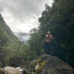 Taz Skylar Instagram - 25/12/2023: Despertarnos en Aguas Calientes 6am. Subir en bus a MachuPicchu. Subir 3 picos descalzo masticando las hojas. Beber un zumo de Maracuya y Chicha morada. Comer pasta de Cacao. Bañarnos en un rio. Coger el tren que atraviesa las montañas. De ahi el bus a Cusco. Ver el Cristo iluminado y la luna llena acompañando. De ahi un Nissan Corolla negro y viejo hasta un templo afuera del pueblo. Y ahi salieron muchos colores! 🎨 32/60 Waynapichu
