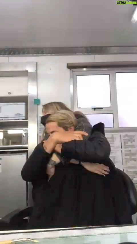 Taz Skylar Instagram - If you watch the timelapse closely you’ll see @jessveasey giving me a big cuddle while the lovely @annie_makeupsa works her magic ❤️🤗 @onepiecenetflix South Africa