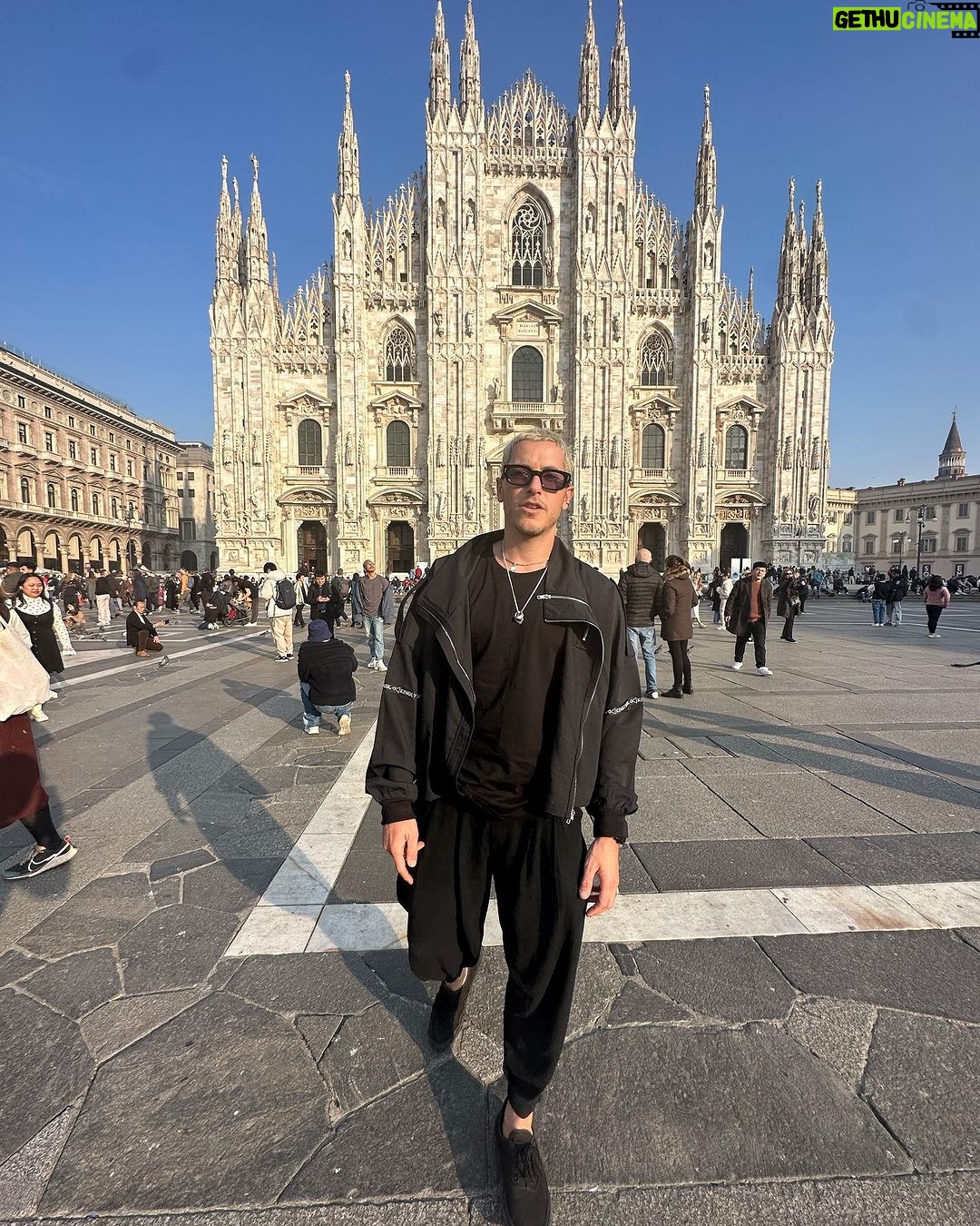 Taz Skylar Instagram - Xau Milano! Plaza Duomo Milan