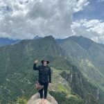 Taz Skylar Instagram - 25/12/2023: Despertarnos en Aguas Calientes 6am. Subir en bus a MachuPicchu. Subir 3 picos descalzo masticando las hojas. Beber un zumo de Maracuya y Chicha morada. Comer pasta de Cacao. Bañarnos en un rio. Coger el tren que atraviesa las montañas. De ahi el bus a Cusco. Ver el Cristo iluminado y la luna llena acompañando. De ahi un Nissan Corolla negro y viejo hasta un templo afuera del pueblo. Y ahi salieron muchos colores! 🎨 32/60 Waynapichu