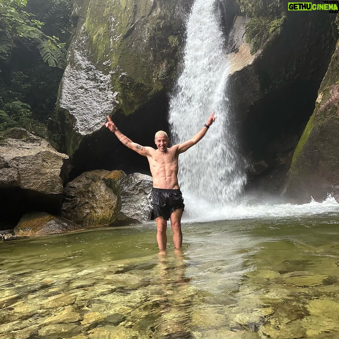 Taz Skylar Instagram - Christmas eve 2023: Wake up at 4 AM in Cuzco. Catch a car, then a train, then hike for hours to Machupicchu, then write out my NY resolutions while I look at the view, bus down, find a hotel and finish off under a cold waterfall. I LOVE PERU ❤️ Machupicchu, Cuzco, Perú