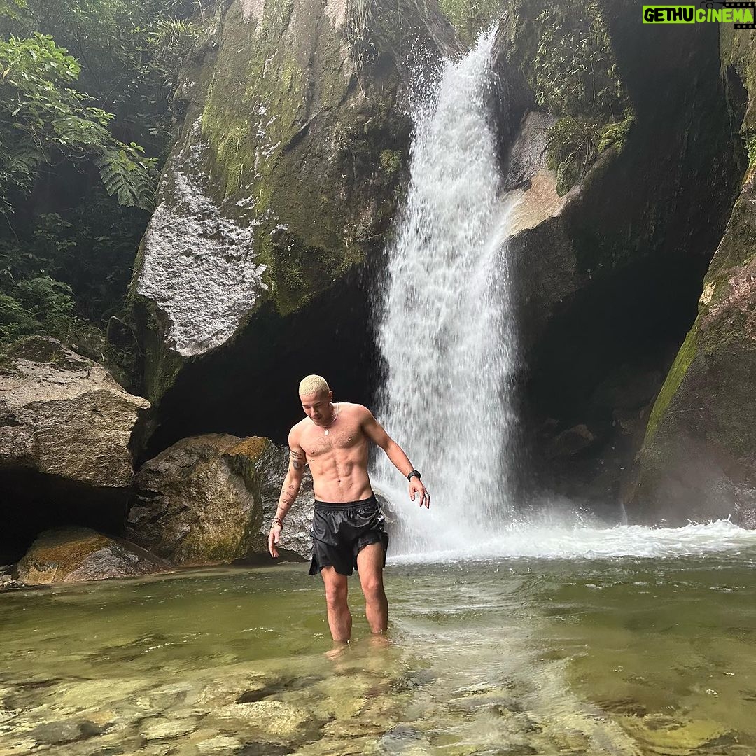 Taz Skylar Instagram - Christmas eve 2023: Wake up at 4 AM in Cuzco. Catch a car, then a train, then hike for hours to Machupicchu, then write out my NY resolutions while I look at the view, bus down, find a hotel and finish off under a cold waterfall. I LOVE PERU ❤️ Machupicchu, Cuzco, Perú