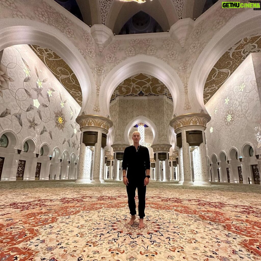 Taz Skylar Instagram - Chandeliers that weighed 12 tons & The largest carpet in the world, which had to be flown over by 4 separate aircrafts. Having the honor of walking barefooted on this, was a moment I’ll never forget. 🙏🏼 Thank you Abdul for your time and vibrant energy, while showing us around! Sheikh Zayed Mosque Abu Dhabi