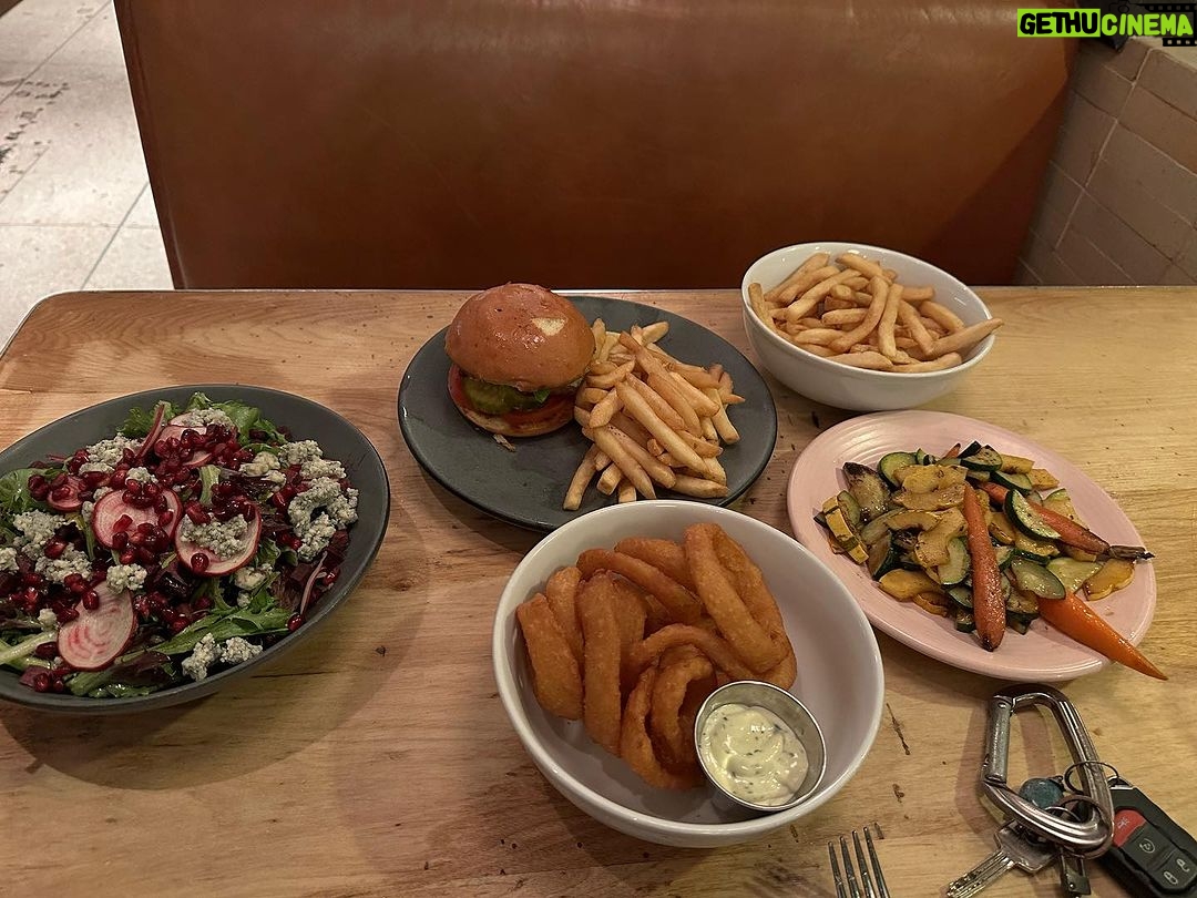 Taz Skylar Instagram - Nobody makes Fries, Onion Rings or Burgers quite like the USA does. Los Angeles, California