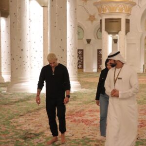 Taz Skylar Instagram - Chandeliers that weighed 12 tons & The largest carpet in the world, which had to be flown over by 4 separate aircrafts. Having the honor of walking barefooted on this, was a moment I’ll never forget. 🙏🏼 Thank you Abdul for your time and vibrant energy, while showing us around! Sheikh Zayed Mosque Abu Dhabi