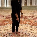 Taz Skylar Instagram - Chandeliers that weighed 12 tons & The largest carpet in the world, which had to be flown over by 4 separate aircrafts. Having the honor of walking barefooted on this, was a moment I’ll never forget. 🙏🏼 Thank you Abdul for your time and vibrant energy, while showing us around! Sheikh Zayed Mosque Abu Dhabi