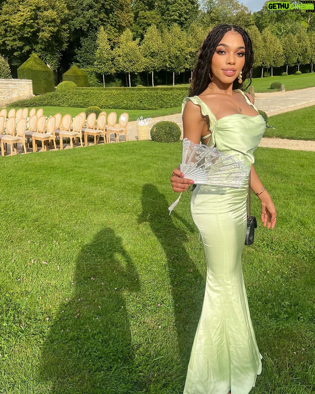 Teala Dunn Instagram - Celebrating the love of @hannahg11 and @dylanbarbour Best first wedding EVER! Congratulations 🎊🍾🎈 Château de Versailles