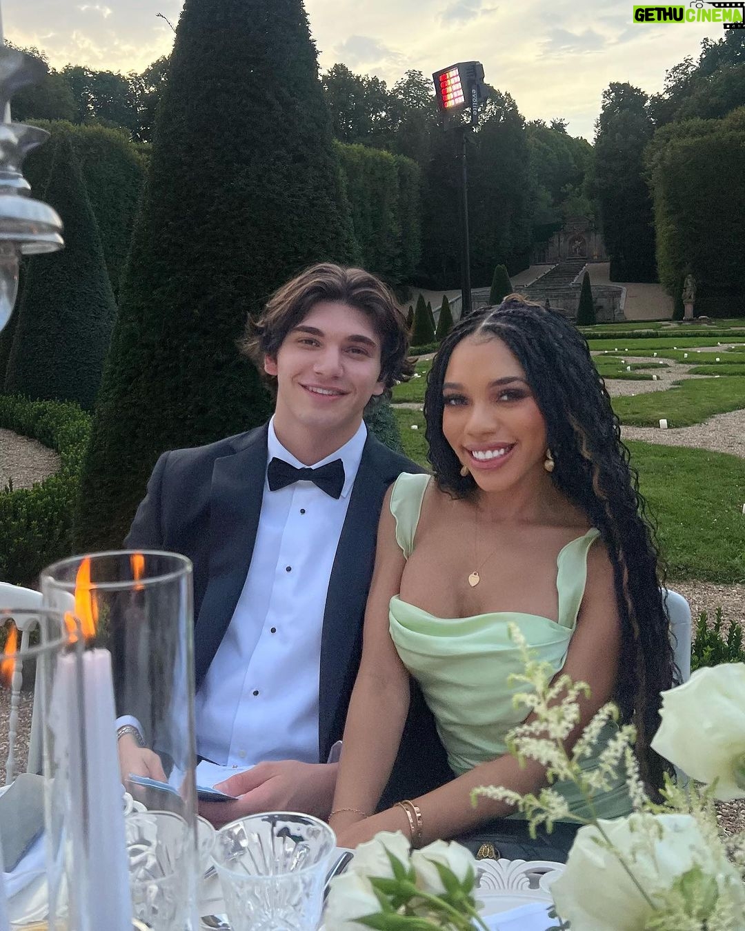 Teala Dunn Instagram - Celebrating the love of @hannahg11 and @dylanbarbour Best first wedding EVER! Congratulations 🎊🍾🎈 Château de Versailles