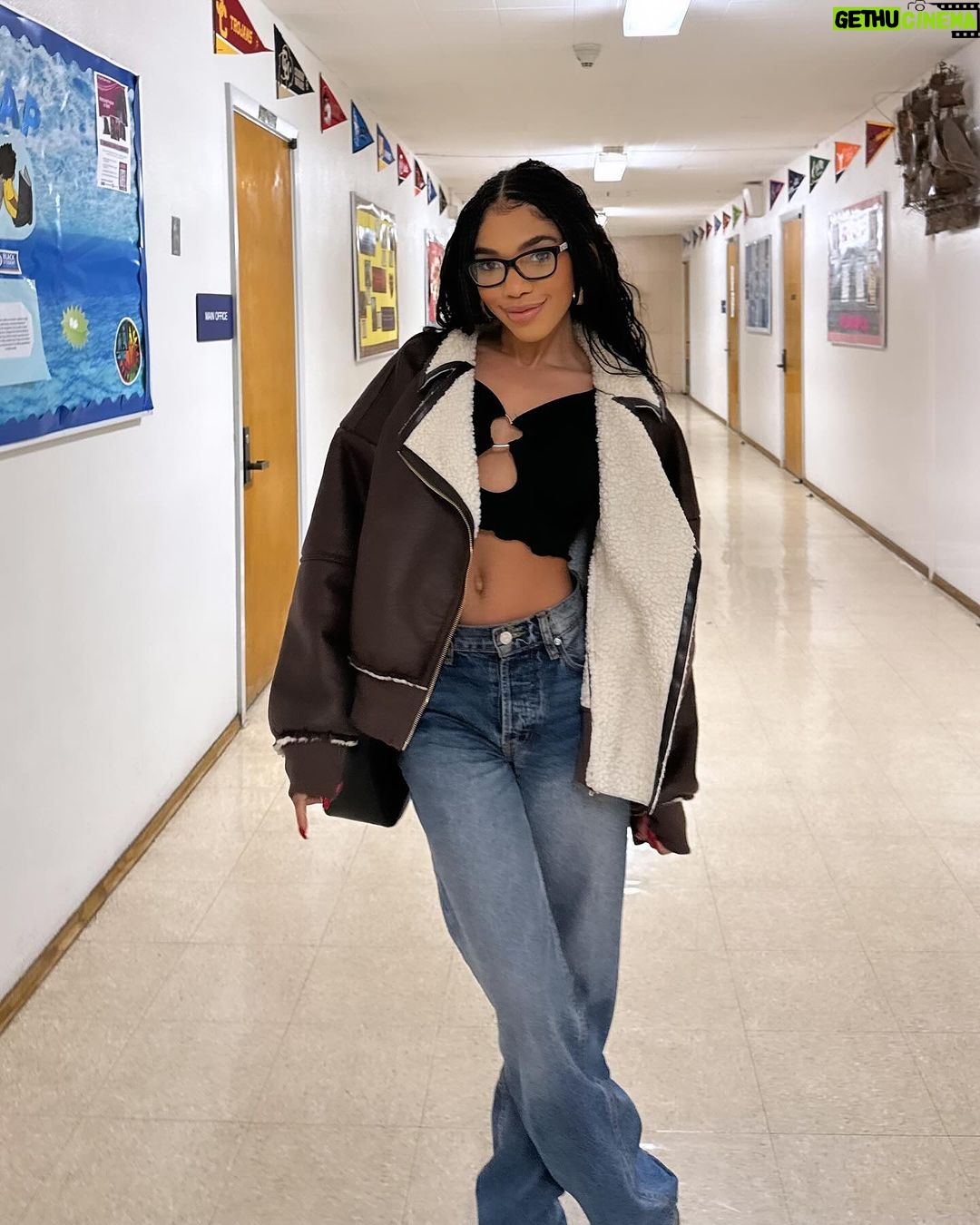 Teala Dunn Instagram - Hey I’m a school girl now😜 Had so much fun volunteering with @influencers.with.impact and @girlsincla presented by @dolcevita helping middle schoolers create vision boards to inspire their future! ♥️ Del Rey, Los Angeles
