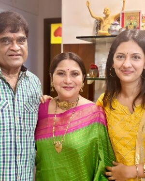 Tejashree Pradhan Instagram - Some meetings are mandatory to complete my Diwali🤗🤗🤗🌸🌸🌸 #extendedfamily 

#HappyDiwali #HappyLife