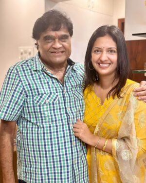 Tejashree Pradhan Instagram - Some meetings are mandatory to complete my Diwali🤗🤗🤗🌸🌸🌸 #extendedfamily 

#HappyDiwali #HappyLife