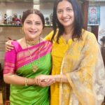 Tejashree Pradhan Instagram – Some meetings are mandatory to complete my Diwali🤗🤗🤗🌸🌸🌸 #extendedfamily 

#HappyDiwali #HappyLife