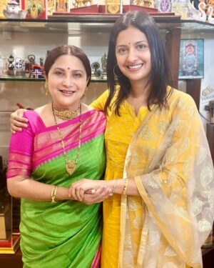 Tejashree Pradhan Instagram - Some meetings are mandatory to complete my Diwali🤗🤗🤗🌸🌸🌸 #extendedfamily 

#HappyDiwali #HappyLife