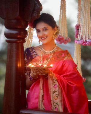 Tejashree Pradhan Instagram - 🙏दीपावलीच्या हार्दिक शुभेच्छा 🙏 

captured by @saneshashank
Mua @jyotsnapokale_makeupartist
hair @priyankahairartist
Jewellery @jizajewellerystudio 
Outfit @saudamini_handloom
blouse @nishfash_design_studio
location @aplawada
decor by @the_lounge_productions