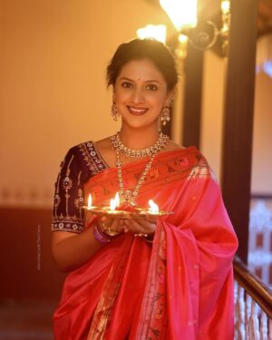 Tejashree Pradhan Instagram - 🙏दीपावलीच्या हार्दिक शुभेच्छा 🙏 

captured by @saneshashank
Mua @jyotsnapokale_makeupartist
hair @priyankahairartist
Jewellery @jizajewellerystudio 
Outfit @saudamini_handloom
blouse @nishfash_design_studio
location @aplawada
decor by @the_lounge_productions