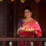Tejashree Pradhan Instagram – 🙏दीपावलीच्या हार्दिक शुभेच्छा 🙏 

captured by @saneshashank
Mua @jyotsnapokale_makeupartist
hair @priyankahairartist
Jewellery @jizajewellerystudio 
Outfit @saudamini_handloom
blouse @nishfash_design_studio
location @aplawada
decor by @the_lounge_productions