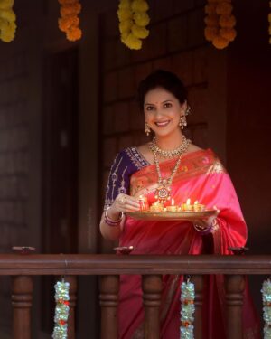 Tejashree Pradhan Instagram - 🙏दीपावलीच्या हार्दिक शुभेच्छा 🙏 

captured by @saneshashank
Mua @jyotsnapokale_makeupartist
hair @priyankahairartist
Jewellery @jizajewellerystudio 
Outfit @saudamini_handloom
blouse @nishfash_design_studio
location @aplawada
decor by @the_lounge_productions