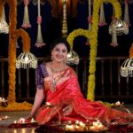 Tejashree Pradhan Instagram – 🙏दीपावलीच्या हार्दिक शुभेच्छा 🙏 

captured by @saneshashank
Mua @jyotsnapokale_makeupartist
hair @priyankahairartist
Jewellery @jizajewellerystudio 
Outfit @saudamini_handloom
blouse @nishfash_design_studio
location @aplawada
decor by @the_lounge_productions