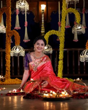 Tejashree Pradhan Instagram - 🙏दीपावलीच्या हार्दिक शुभेच्छा 🙏 

captured by @saneshashank
Mua @jyotsnapokale_makeupartist
hair @priyankahairartist
Jewellery @jizajewellerystudio 
Outfit @saudamini_handloom
blouse @nishfash_design_studio
location @aplawada
decor by @the_lounge_productions