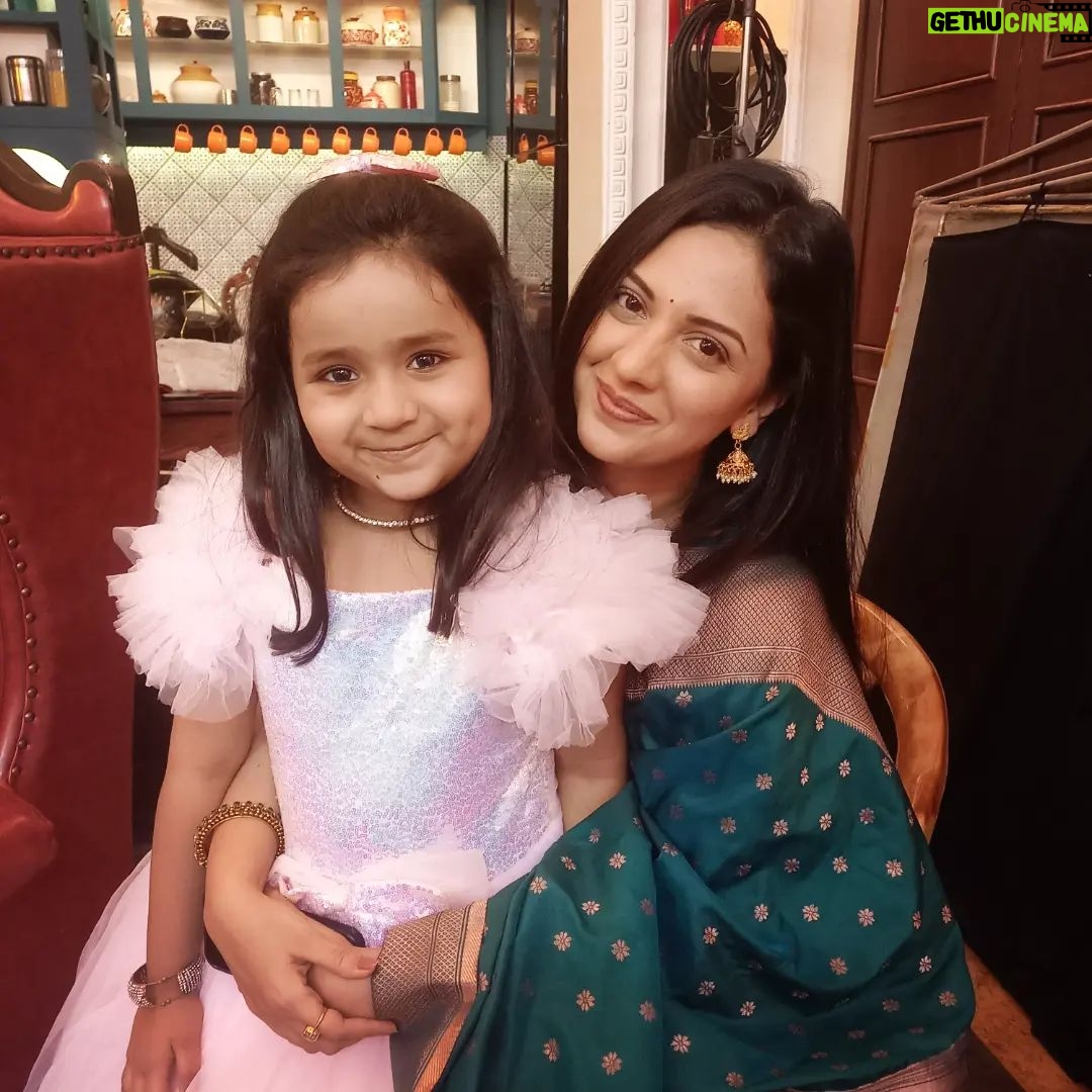 Tejashree Pradhan Instagram - I am blessed to have you in my life. Your love and care can’t be compared to any. Thanks for being a true friend (Teju tai❤️) who has inspired me to be who I am. I’m glad you are in my life. #instagram #instapost #tejashreepradhan #muktasaigalofficial #muktasai #sai #ira #iraparwade #premachigostha #loving #caring #starpravah Goregaon ( Mumbai )