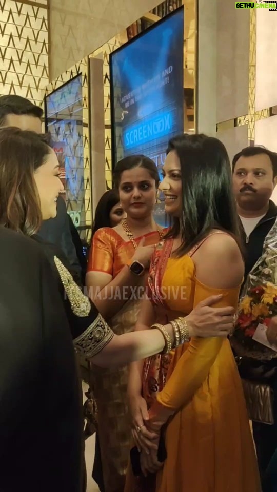 Tejashree Pradhan Instagram - पंचक चित्रपटाच्या ग्रँड प्रीमिअर सोहळ्याला अभिनेत्री माधुरी दीक्षित आणि तेजश्री प्रधानची उपस्थिती😍 #panchak #tejshreepradhan #madhuridixit #itsmajja
