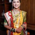 Tejashree Pradhan Instagram - कशी दिसतेय सागरची नवरी...? सागर-मुक्ताच्या लग्नाला नक्की यायचं हं...! ‘प्रेमाची गोष्ट’ विवाह सोहळा... 25 ते 30 डिसेंबर रा. 8:00 वा. Star प्रवाहवर. #PremachiGosht #PremachiGoshtOnStarPravah #StarPravah