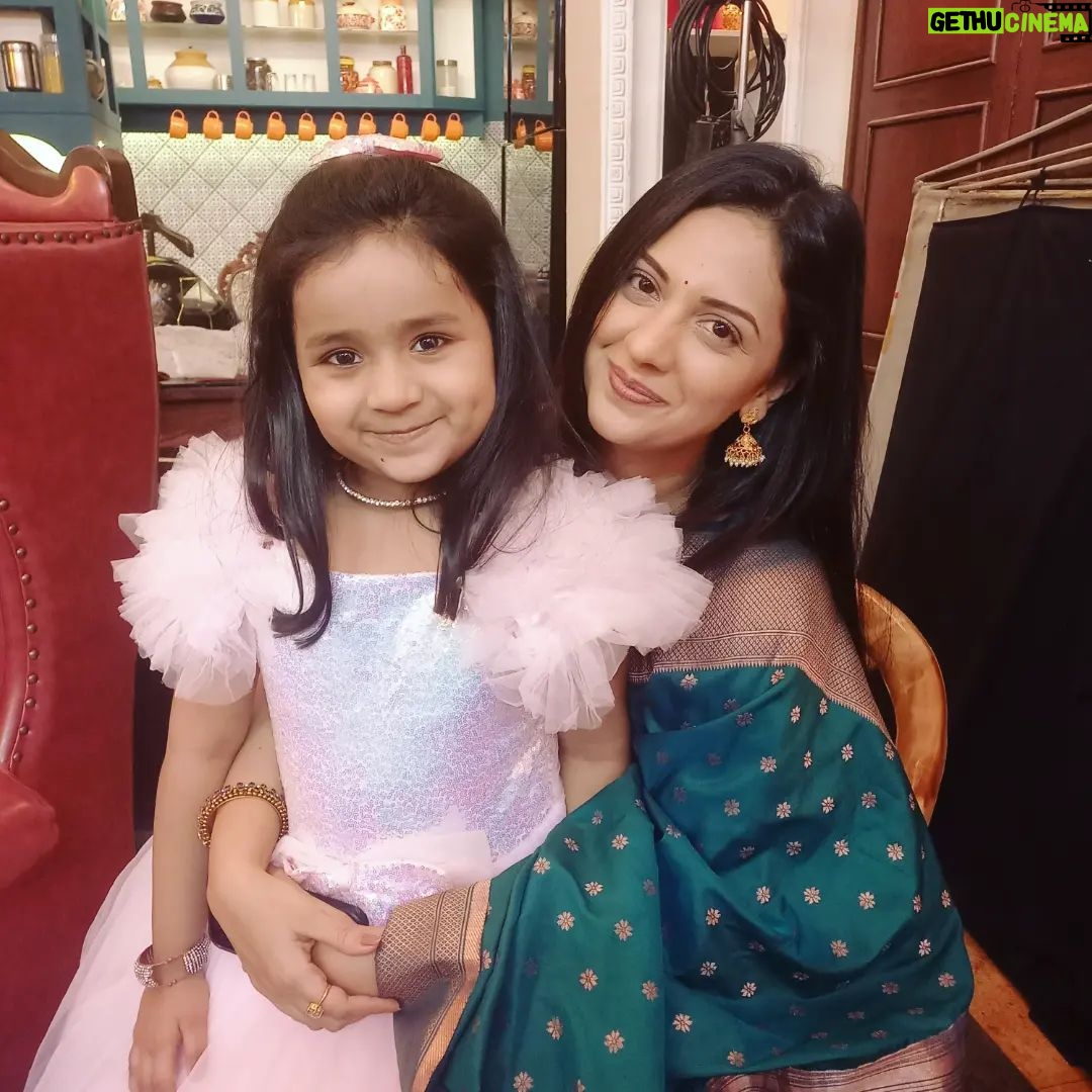 Tejashree Pradhan Instagram - I am blessed to have you in my life. Your love and care can’t be compared to any. Thanks for being a true friend (Teju tai❤️) who has inspired me to be who I am. I’m glad you are in my life. #instagram #instapost #tejashreepradhan #muktasaigalofficial #muktasai #sai #ira #iraparwade #premachigostha #loving #caring #starpravah Goregaon ( Mumbai )