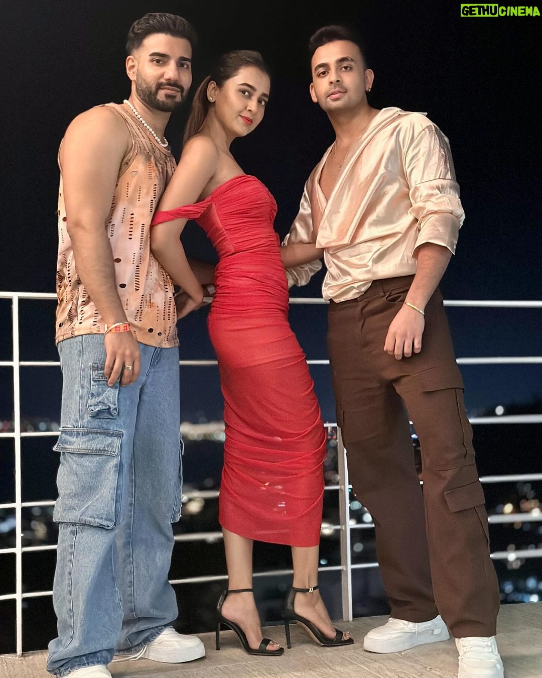 Tejasswi Prakash Instagram - @pratik_pgw ♥️ I am so blessed to have a brother like you . P.S. Yeh bolne k poore 5000 pesos mile hai Ok bye 😒 . . . . . Stylist: @style_by_pradnyaaaaa__ @kayjaybykritika Mexico, Puerto Vallarta