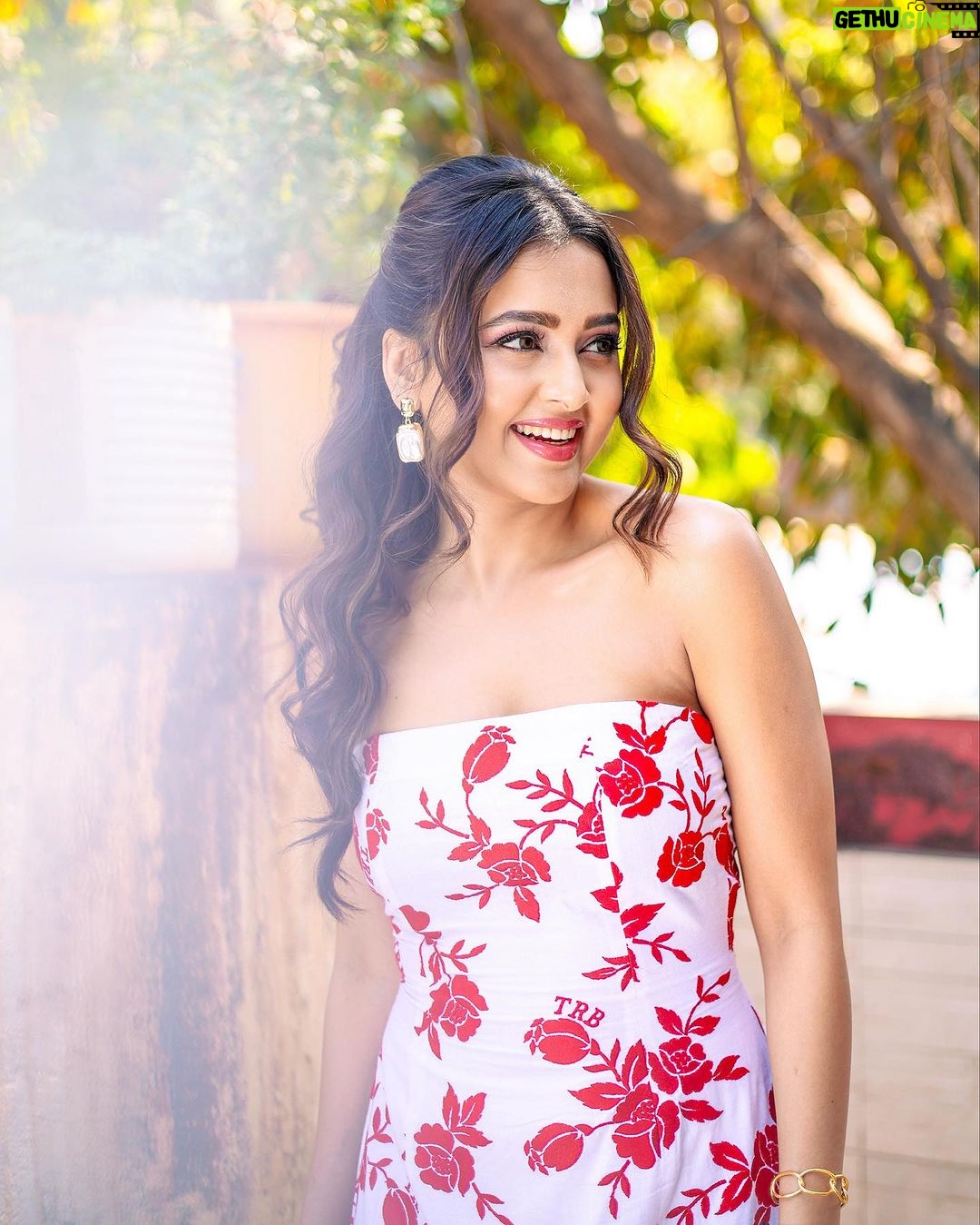 Tejasswi Prakash Instagram - Walking on sunshine ♥️ . . . . . Outfit - @therealblife Jwellery - @the_antrang_jewels @baala_jewels Heels- @oceedeeshoes Stylist - @kansalsunakshi Style team - @himanishukla48 Photography- @smileplease_25 Makeup @neerajnavare.makeupartist Hair @zulekha333