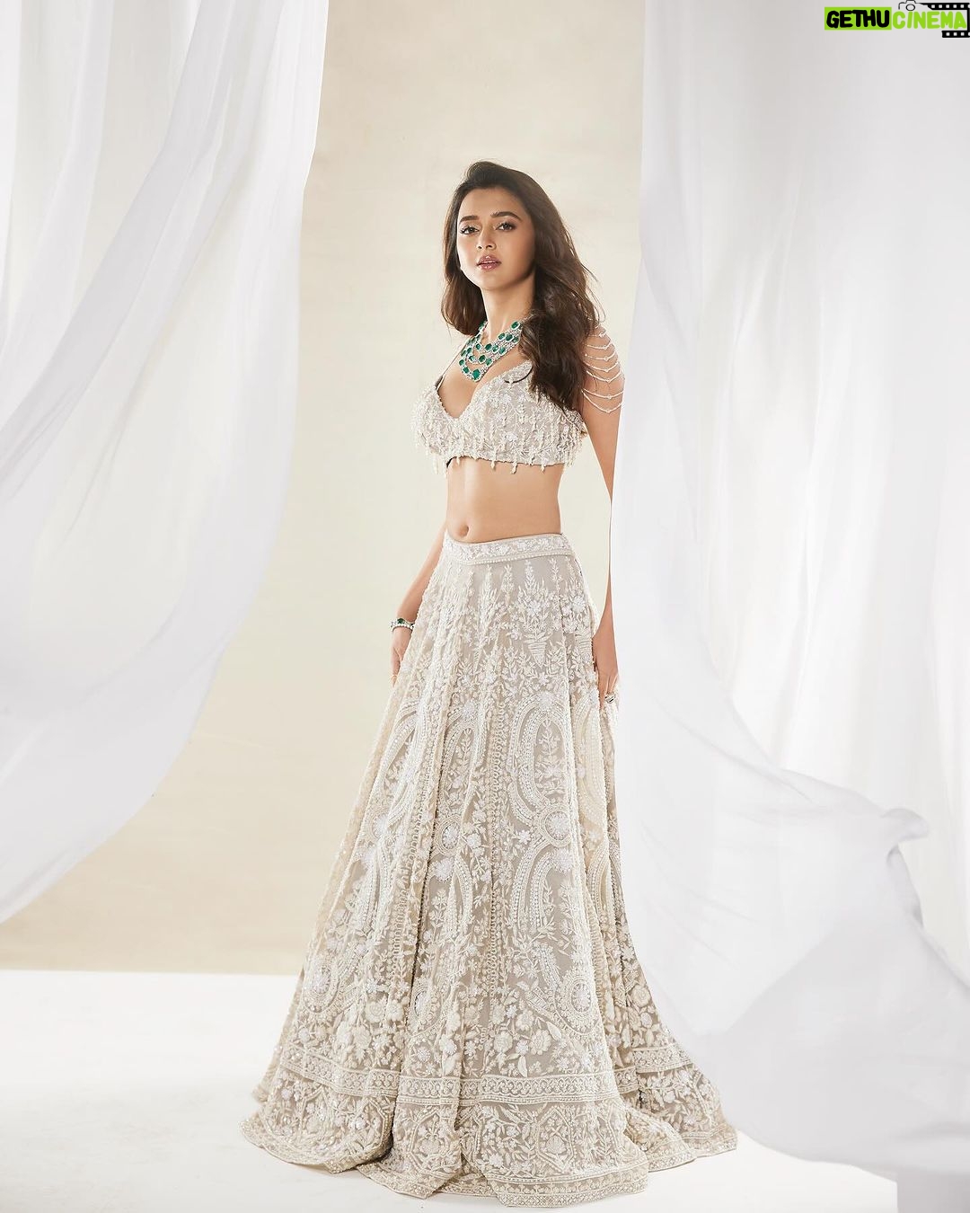 Tejasswi Prakash Instagram - Fresher than you ♥️ . . . . . Magazine: @weddingaffairofficial Producer: @akshat_gutgutia Photographer: @trishasarang Stylist: @natashavohra6 Assisted by: @_shruuttii_ Make up: @billymanik81 Hair: @sheetal_f_khan Videographer: @chalchitrakar Artist Publicist: @atulmishra6 Wearing: @kalighataindia Jewellery: @sonisapphire Heels: @rossobrunelloofficial