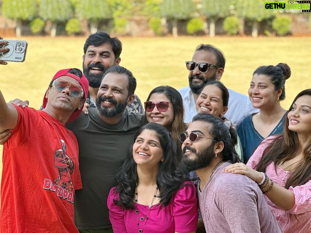 Tejaswini Pandit Instagram - हम ना रहें कभी यारों के बिन… . Welcoming 24 with my fam jam 🫶🏻 . #24 #happynewyear #friendsasfamily #lifeisbeautiful अपनी धुन में