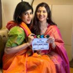 Tejaswini Pandit Instagram – मित्र-मैत्रिणींनो
आज जागतिक महिला दिनानिमित्त मी आणि माझी सशक्त मैत्रीण, सहकारी निर्माती वर्धा नाडियाडवालाच्या साथीने आजपासून
“येक नंबर” कारभार जमवलाय,
निर्माती म्हणून आणखी एक मोठी उडी घेतलीये, नेहमीप्रमाणे तुमचे आशिर्वाद आणि प्रेम असू दे ! 
ह्या आमच्या प्रवासात आम्हाला भक्कम तंत्रज्ञ लाभले आहेत. 
दिग्दर्शक राजेश मापुस्कर, छायाचित्रकार संजय मेमाने आणि संगीत अजय-अतुल.
आमच्या ह्या “येक नंबर” परिवाराला तुमच्या शुभेच्छांची गरज आहे ! 

आजपासून “येक नंबर“ च्या चित्रीकरणास सुरुवात 🎬
गणपती बाप्पा मोरया 🙏🏼
आणि महाशिवरात्रीच्या सर्वांना शुभेच्छा 🌸