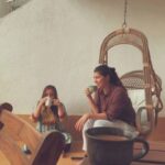 Tejaswini Pandit Instagram - स्वतःचं सगळं बाजूला ठेऊन अनोळखी लोकांसाठी सुद्धा धाऊन जाणारी, ब्रँडिंगच्या दुनियेत आयुर्वेदाचं बाजारीकरण न करता लोकांना शास्त्र समजावून सांगणारी, डोळ्यात सतत एक कुतूहल असणारी, मराठी भाषेबद्दल अभिमान बाळगणारी, मुलांना प्रात्येक्षिक अनुभवांनी समृद्ध करणारी , भटक्या मांजरींना माणसांची नावं ठेऊन घरात त्यांना आसरा देणारी, आणि या उपर माझ्यावर जीव ओवाळून टाकणारी, प्रसंगी माझी आई बहीण होणारी, नुसत्या तिखट मिठाची फोडणी दिलेलं जेवण इतकं रुचकर लागू शक्त यावर विश्वास बसवून देणारी, आजारपणात अहोरात्र उश्याशी बसून पोथी वाचणारी, वेळेला माझी मानसोपचारतज्ज्ञ बनणारी “ज्योत्स्ना “ खरंतर दुनियेपासून हिला लपवून ठेवावं वाटतं निव्वळ possesive पणातून पण मग वाटतं आजकाल अश्या मैत्रीणींची दुनियेला जास्त गरज आहे ! तू सगळ्यांची अस ज्यो….! अशीच रहा, तू अनोखी आहेस माझा तुझ्यावर खूप जीव आहे. आणि मी आहेच, तुझ्या पाठीशी…कायम ! वाढदिवसाच्या शुभेच्छा सखे ! 🩷