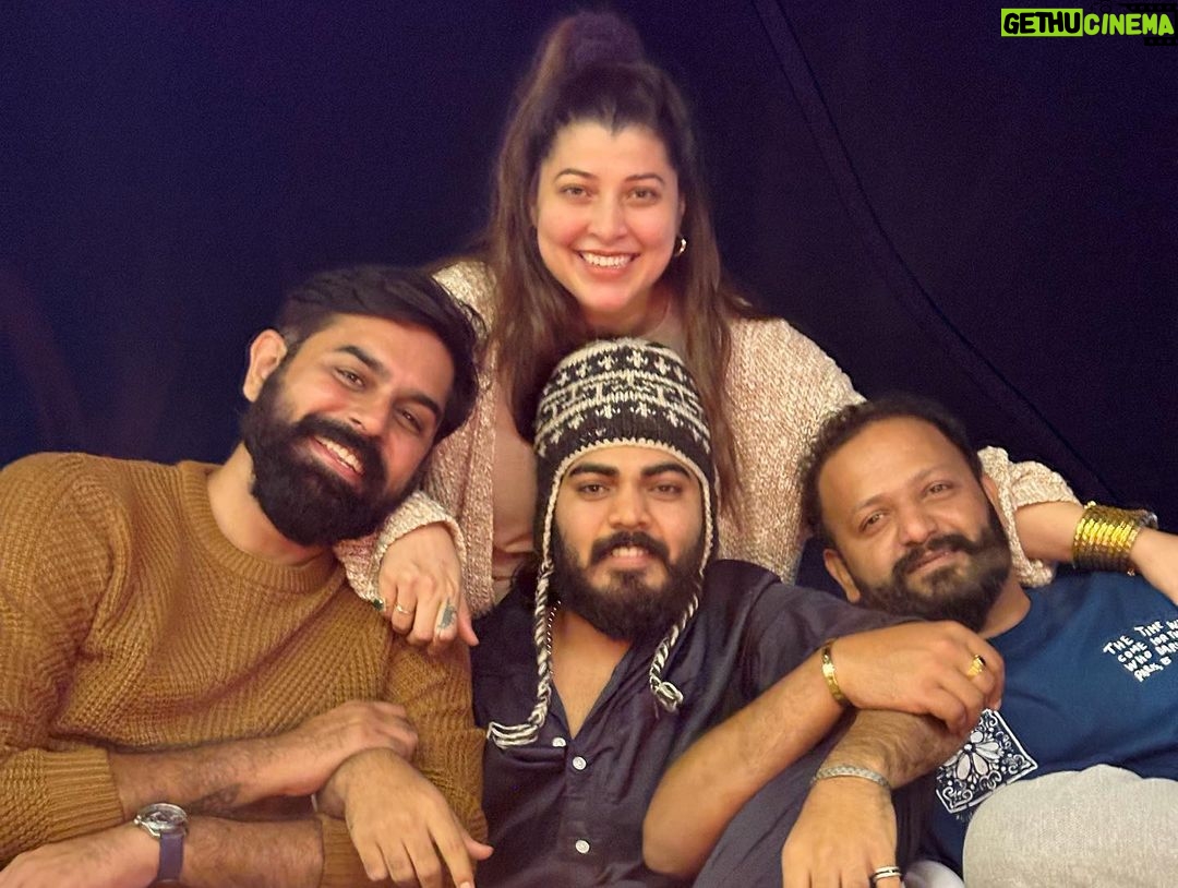 Tejaswini Pandit Instagram - हम ना रहें कभी यारों के बिन… . Welcoming 24 with my fam jam 🫶🏻 . #24 #happynewyear #friendsasfamily #lifeisbeautiful अपनी धुन में
