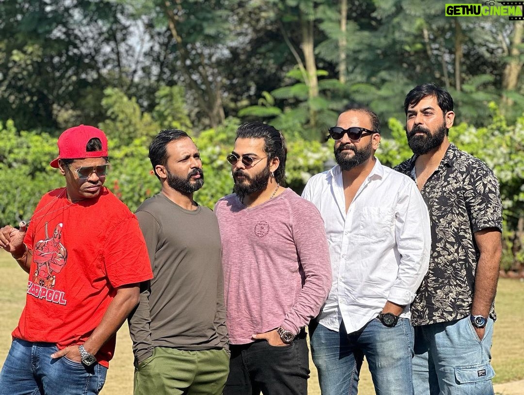 Tejaswini Pandit Instagram - हम ना रहें कभी यारों के बिन… . Welcoming 24 with my fam jam 🫶🏻 . #24 #happynewyear #friendsasfamily #lifeisbeautiful अपनी धुन में