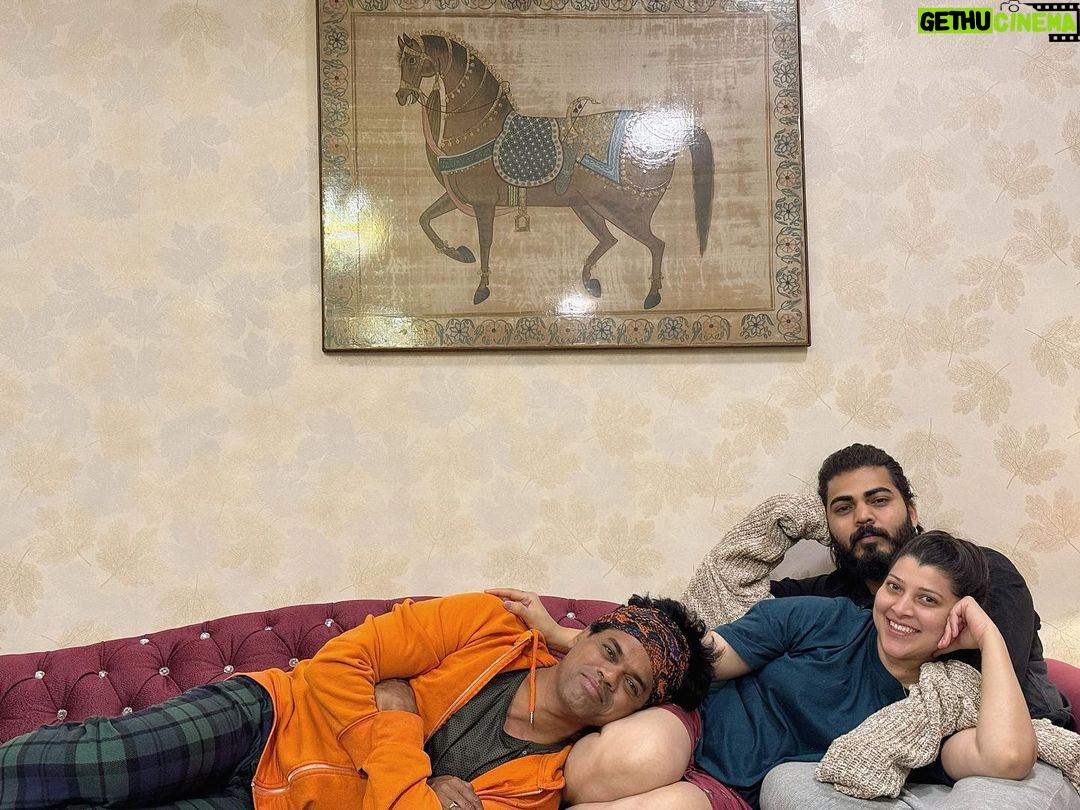 Tejaswini Pandit Instagram - हम ना रहें कभी यारों के बिन… . Welcoming 24 with my fam jam 🫶🏻 . #24 #happynewyear #friendsasfamily #lifeisbeautiful अपनी धुन में
